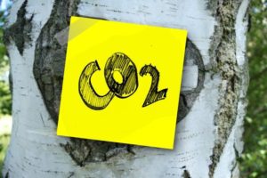A yellow post-it note with a carbon dioxide formula written on it photo: https://pixabay.com/users/geralt-9301/