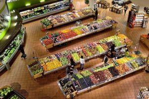 A group of people in a grocery store photo: https://pixabay.com/users/elasticcomputefarm-1865639/