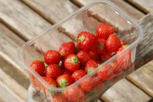 berries in a plastic package. Photo by Paul Clements: https://www.pexels.com/photo/red-strawberries-in-a-clear-plastic-container-6989410/ 